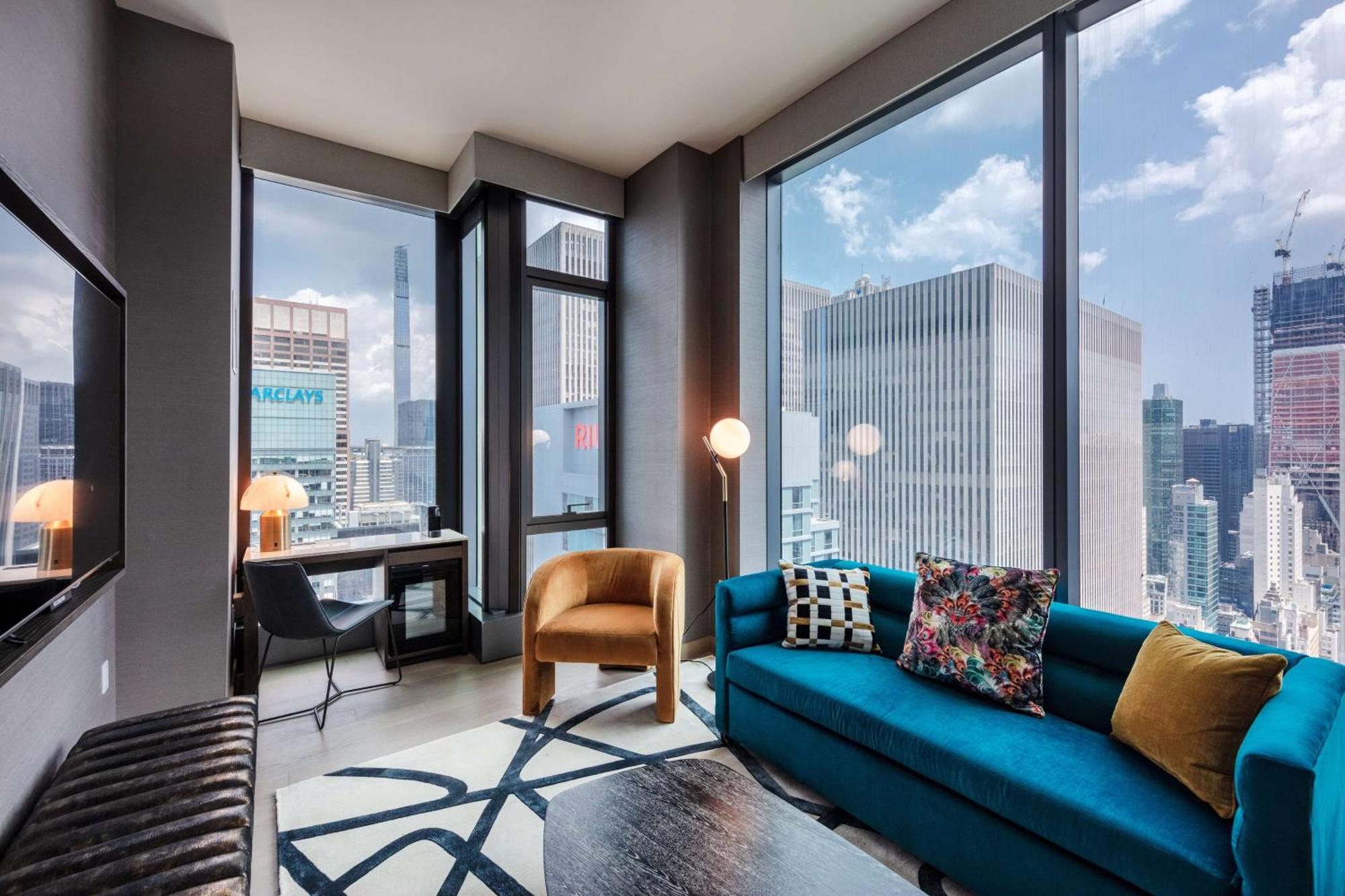 Corner King Suite with Roll-In Shower and Square View - Mobility Accessible,1540795525:JPEG